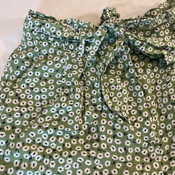 Floral paperbag shorts - Picture 3 of 5